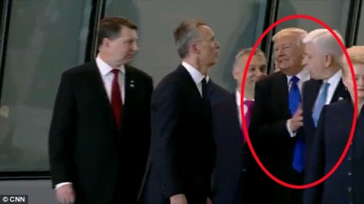 도널드 트럼프 미국 대통령이 나토 정상회담 기념사진을 찍기 위해 두스코 마르코비치 몬테네그로 총리를 밀치고 앞으로 나오는 장면(동영상 캡처)