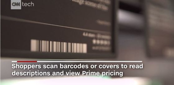 아마존 서점에서는 고객들이 바코드를 스마트폰으로 직접 스캔해 가격을 알 수 있다. '아마존 프라임' 회원들은 할인된 가격으로 책을 구매할 수 있다. [CNN 캡처]