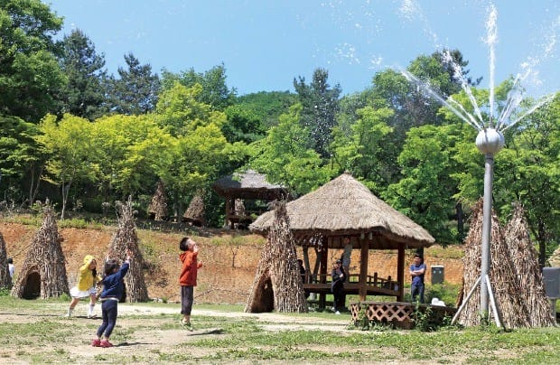양평 산음자연휴양림 옆 소나기마을에서 아이들이 뛰어놀고 있다.