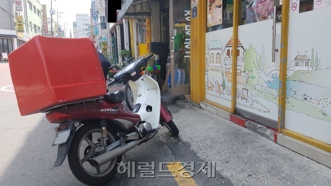 <사진설명> 서울 시내 한 배달음식 업체 앞에 주차된 배달용 오토바이. [사진=헤럴드경제DB]
