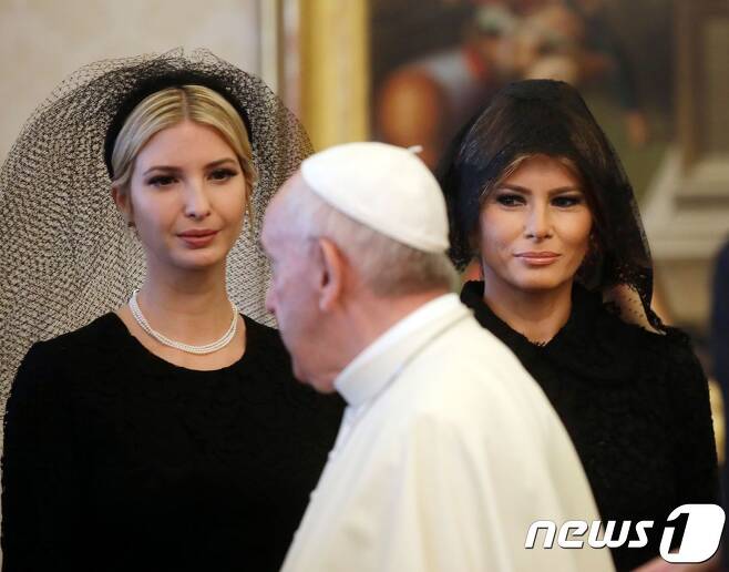 지난 24일(현지시간) 로마 바티칸에서 프란치스코 교황을 접견한 멜라니아 트럼프 여사(오른쪽)와 장녀인 이방카 트럼프. © AFP=뉴스1