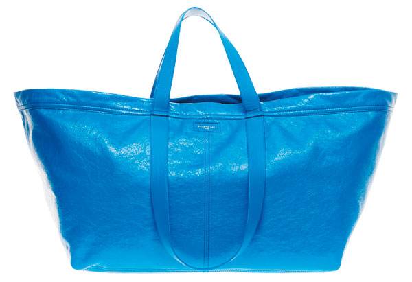 이케아의 합성수지 장바구니 가방을 닮은 디자인으로 화제가 된 발렌시아가의 가방. 가죽 소재로 240만원이 넘는다. /발렌시아가