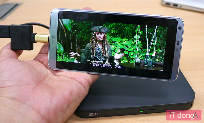 스마트폰과 KP95 시리즈를 연결해 DVD에 저장된 동영상을 구동하는 모습