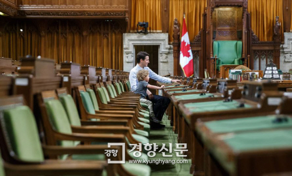 저스틴 트뤼도 캐나다 총리가 지난 10일 국회의사당에 데리고 온 어린 아들과 함께 있는 모습.  트뤼도 총리는 이처럼 신선한 이미지가 담긴 사진을 거의 1주일 단위로 생산한다고 한다.       캐나다 총리실 홈페이지
