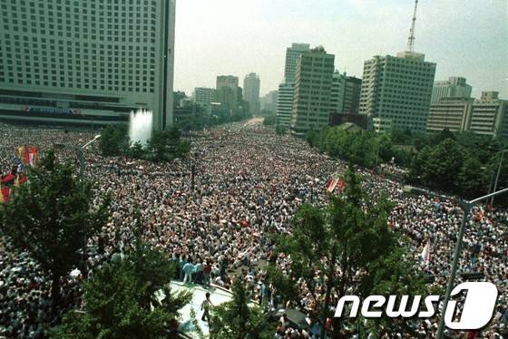 1987년 7월 9일 열린 6월 항쟁관련 시청 앞에 모인 이한열 장례식 행렬 모습. /뉴스1DB