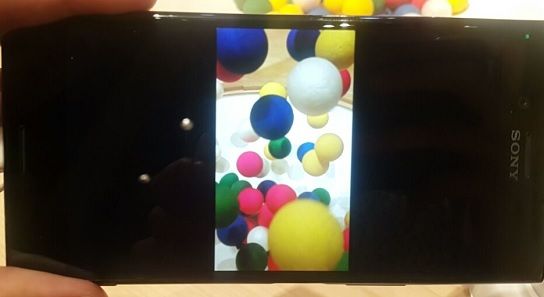 소니 '엑스페리아 XZ 프리미엄'을 통해 빠르게 움직이는 공들을 슬로우 모션으로 촬영한 영상을 캡쳐했다.(사진=지디넷코리아)