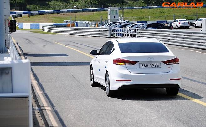 서킷 주행 중인 현대 아반떼