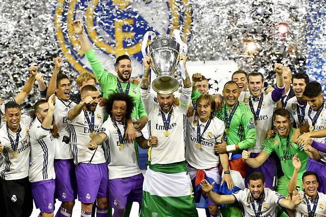 레알 마드리드가 유럽 챔피언스리그 우승을 확정지은 뒤 트로피를 들고 기뻐하고 있다. 사진=AFPBBNews