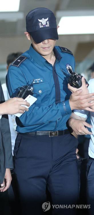 (서울=연합뉴스) 권준우 기자 = 대마초를 피운 혐의로 불구속 상태에서 재판에 넘겨진 인기 그룹 빅뱅의 멤버 최승현(30·예명 탑)씨가 5일 오후 서울 강남경찰서를 떠나고 있다. 최씨는 법원으로부터 불구속 기소 처분을 받으면서 의경에서 직위해제됐다. 2017.6.5 stop@yna.co.kr