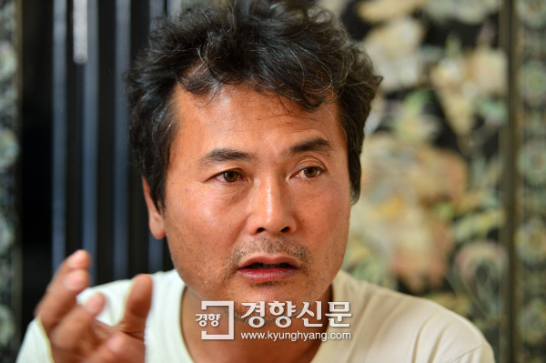 ‘4대강지킴이’김종술 오마이뉴스시민기자가 경향신문과 인터뷰하고 있다.                                                                               정지윤기자