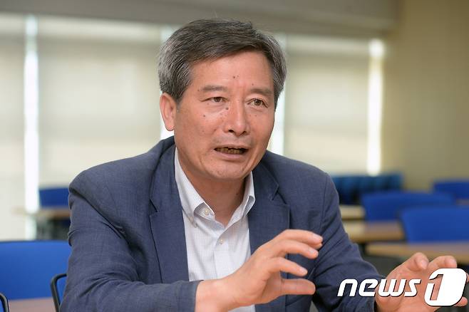 이종창 파주 가람도서관 관장이 8일 경기 파주시 가람도서관에서 뉴스1과 인터뷰를 하고 있다. 이 관장은 1987년 6월 항쟁 때 최루탄을 맞고 쓰러진 고(故) 이한열 열사를 부축했던 인물이다. 2017.6.8/뉴스1 © News1 황기선 기자