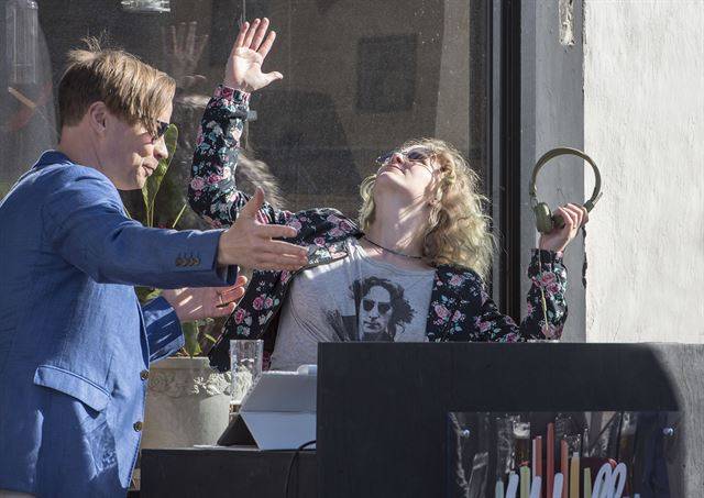 에릭 라르손(왼쪽)씨의 유쾌한 이중생활. 해가 지지 않는 북유럽의 토요일 밤, 동거하는 힐리아나 홀름그렌과 함께 뮤직클럽 ‘월 오브 사운드’에서 디제잉을 즐기고 있다. Anna Ericsson 제공