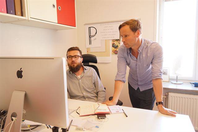 불필요하고 형식적인 회의와 관료주의적 행정업무를 줄이는 대신 자율과 책임을 부여한 게 6시간 근무제의 성공 비결. 에릭 라르손(오른쪽)씨가 동료 크리스토퍼-로빈 모린씨와 업무 협의 중이다. 비스뷔(스웨덴)=박선영 기자