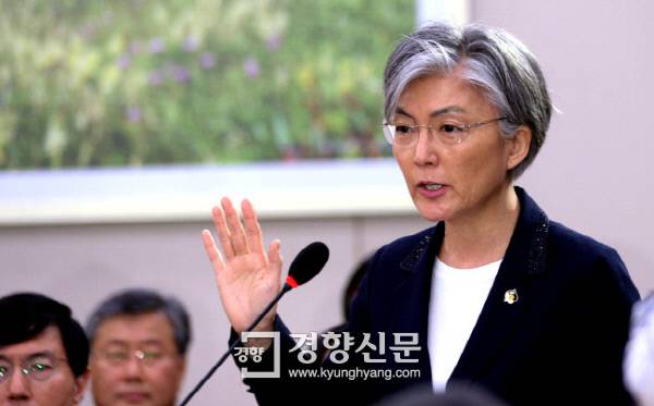 강경화 외교장관 후보자가 지난 7일 오전 국회에서 열린 인사청문회에서 선서를 하고 있다./김기남 기자 kknphoto@kyunghyang.com