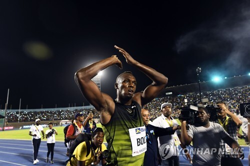 (킹스턴 AFP=연합뉴스) 우사인 볼트가 11일(한국시간) 자메이카 킹스턴의 국립경기장에서 열린 자메이카 국제육상대회 레이서스 그랑프리 남자 100m '전설을 향한 경의' 부문에서 10초03으로 정상에 오른 뒤 팬들의 환호에 화답하고 있다.