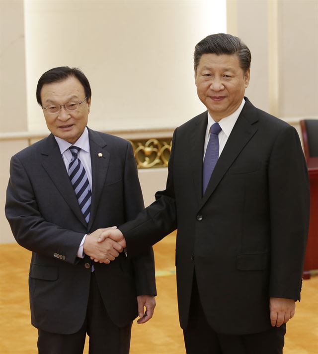 지난달 19일 베이징 인민대회당에서 시진핑(오른쪽) 중국 주석과 이해찬 대중 특사가 만나 악수하고 있다. 베이징=AP 연합뉴스