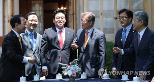 (서울=연합뉴스) 백승렬 기자 = 문재인 대통령이 19일 낮 청와대 상춘재에서 열린 여야 5당 원내대표와 첫 오찬 회동에 앞서 대화하고 있다. 왼쪽부터 정의당 노회찬·바른정당 주호영·자유한국당 정우택, 문 대통령, 더불어민주당 우원식·국민의당 김동철 원내대표. 2017.5.19 srbaek@yna.co.kr