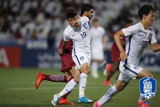 ▲ 황희찬이 공을 다투고 있다. 카타르의 수비는 성실하게 한국 선수들을 쫓았다. ⓒ대한축구협회