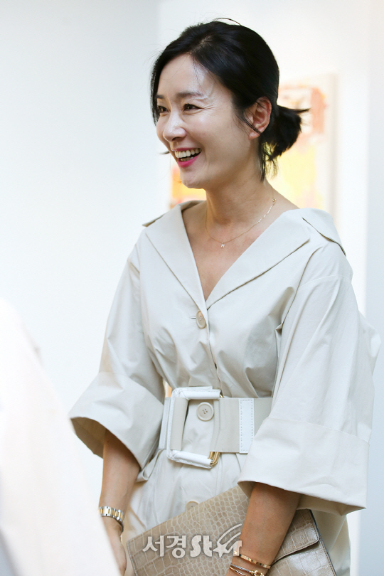 배우 오연수가 15일 오후 서울 강남구 한 갤러리에서 열린 전시 오프닝 행사에 참석하고 있다.