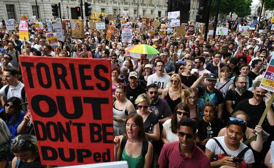 17일(현지시간) 영국 총리 관저가 있는 런던 다우닝가에서 시민들이 "보수당 정권 물러나라"는 피켓을 들고 시위하고 있다. [AFP=연합뉴스]