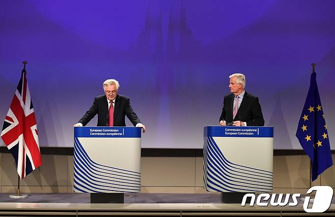 영국 측 데이비드 데이비스 브렉시트 장관(왼쪽)과 EU 측 미셸 바르니에 브렉시트 수석 협상대표가 브렉시트 협상 첫날인 19일(현지시간) 벨기에 브뤼셀 EU본부에서 기자회견을 하고 있다. © AFP=뉴스1