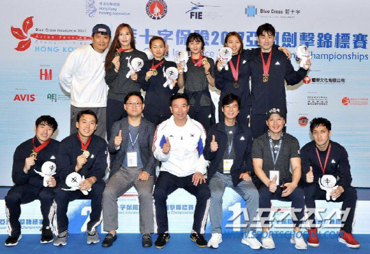 19일 남자에페 대표팀과 여자플뢰레 대표팀이 홍콩아시아선수권 단체전에서 나란히 금메달을 획득한 후 환한 미소를 지으며 포즈를 취했다.