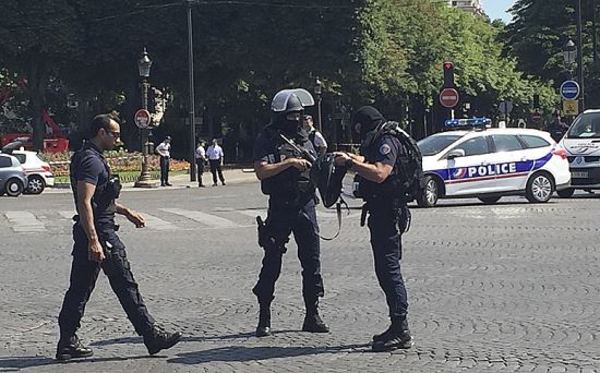 프랑스 경찰이 19일(현지시간) 파리 샹젤리제 거리를 통제하고 있다.  [AP뉴시스]
