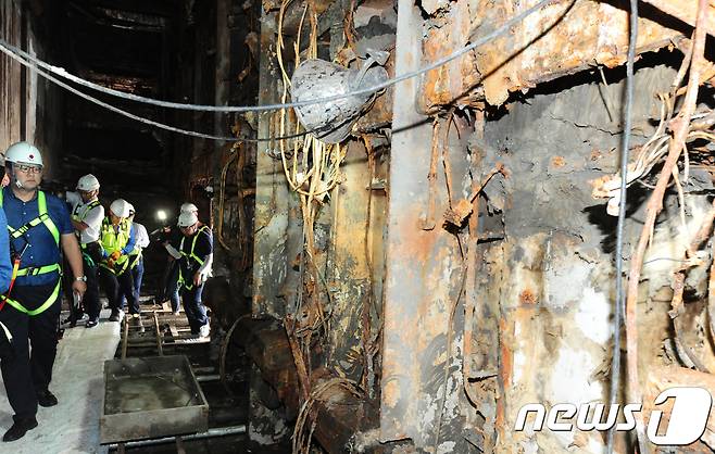 세월호 현장수습본부가 21일 오후 전남 목포 신항에 거치된 세월호 선체 내부를 취재진에게 공개했다. 세월호 식당칸 벽면이 심하게 부식되었다. 세월호 내부에 취재진이 들어간 것은 이번이 처음이다.2017.6.21/뉴스1 © News1 남성진 기자