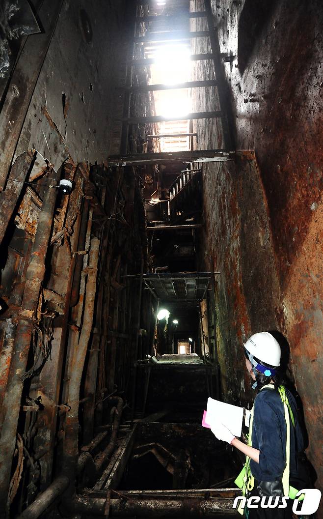 세월호 현장수습본부가 21일 오후 전남 목포신항에 거치된 세월호 내부를 언론에 최초로 공개한 가운데 언론인들이 3층 중앙부 로비 좌현에서 우현쪽을 올려다 보고 있다.2017.6.21/뉴스1 © News1 남성진 기자