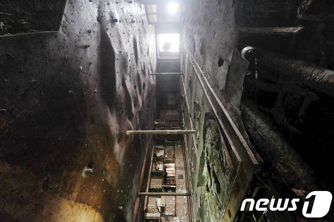 세월호 현장수습본부가 21일 오후 전남 목포신항에 거치된 세월호 내부를 언론에 최초로 공개했다. 사진은 3층 중앙부 좌현에서 하늘을 보고 있는 우현 쪽을 올려다본 모습. 2017.6.21/뉴스1 © News1 남성진 기자