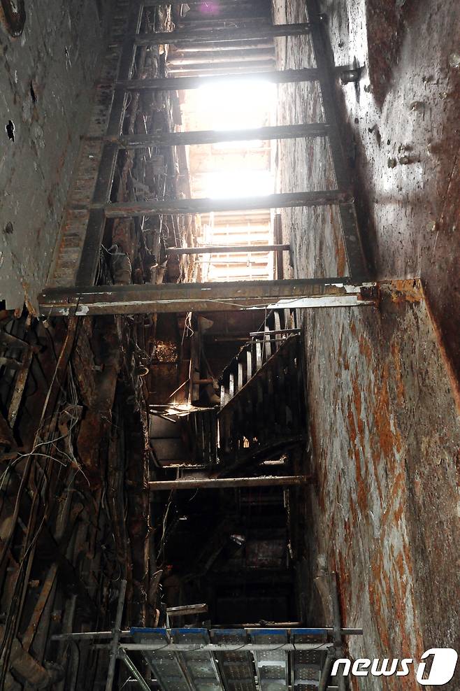 세월호 현장수습본부가 21일 오후 전남 목포 신항에 거치된 세월호 선체 내부를 최초로 취재진에게 공개했다. 사진은 3층 중앙부 로비 계단의 모습으로 배가 옆으로 드러누우면서 바닥이 벽면이 됐다. 2017.6.21/뉴스1 © News1 남성진 기자