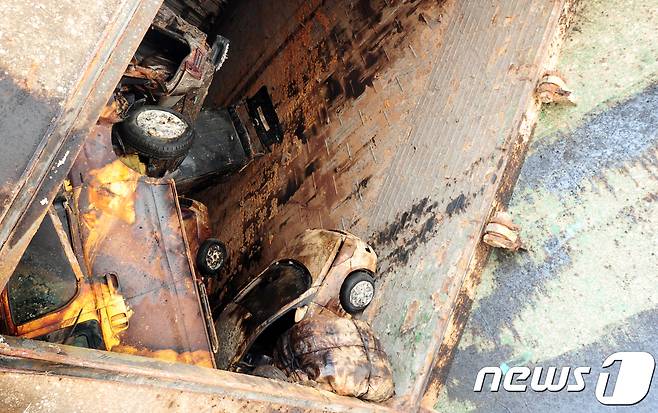세월호 현장수습본부가 21일 오후 전남 목포 신항에 거치된 세월호 내부를 최초 언론에 공개했다. 세월호 화물칸에 차들이 뒤엉켜 있다. 2017.6.21/뉴스1 © News1 남성진 기자