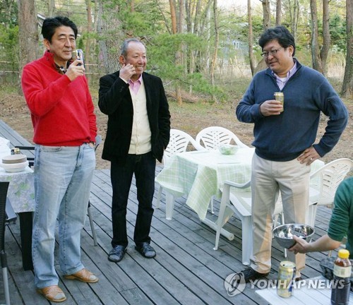 (도쿄 교도=연합뉴스) 아베 신조(安倍晋三·왼쪽) 일본 총리의 '사학 스캔들'에 연루됐다는 의혹을 받는 하기우다 고이치(萩生田光一·오른쪽) 관방부장관의 2013년 5월 블로그에 게재된 사진. 가운데는 아베 총리의 오랜 친구로 알려진 가케학원의 가케 고타로(加計孝太郞) 이사장이다.