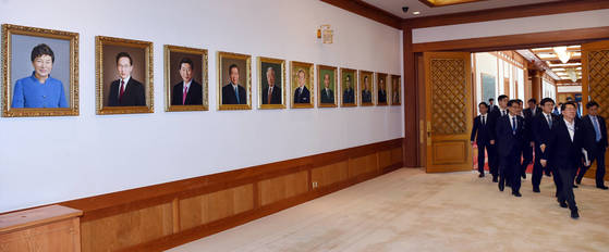 일자리위원회 위촉장 수여식이 열린 21일 청와대에 걸려있는 역대 대통령들의 초상화. 청와대사진기자단