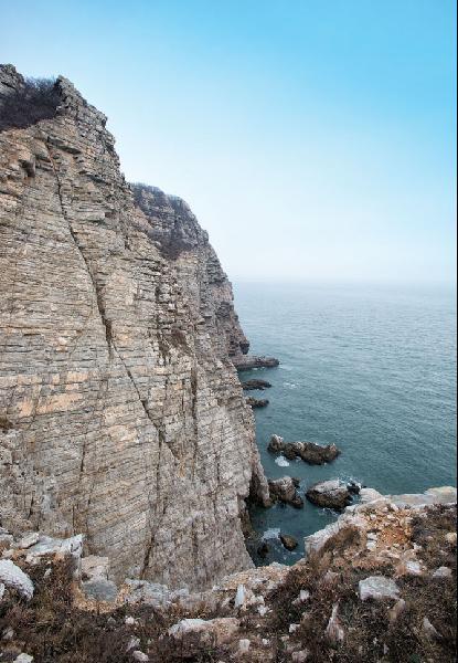 [월간산]서풍받이 왼쪽의 조각바위. 수천 년의 세월 동안 쌓이고 깎이고 뒤틀리며 만들어진 거대한 해안절벽이 그저 감탄사만 나오게 한다.