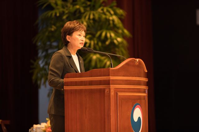 김현미 국토교통부 장관이 지난 23일 정부세종청사에서 열린 취임식에서 취임사를 말하고 있다. 국토부 제공