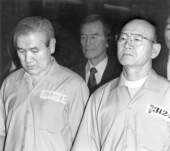 1996년 8월 12·12 및 5·18사건 선고공판에서 노태우 전 대통령과 함께 법정에 선 전두환 전 대통령(오른쪽). 전 전 대통령은 이 재판에서 내란목적 살인 등의 혐의가 인정돼 무기징역을 선고받았다. 중앙포토