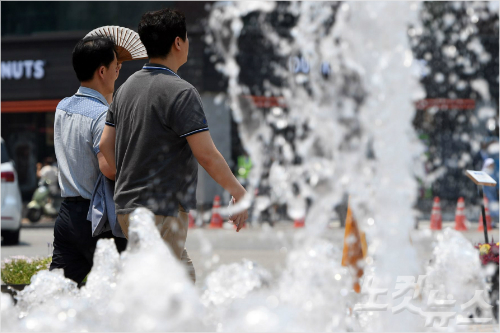 폭염이 계속되는 가운데 시민들이 서울광장 분수대 앞을 지나가고 있다. 황진환기자