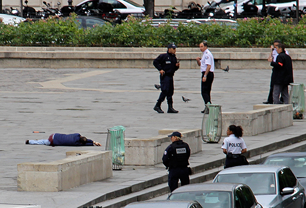 ⓒAP Photo 6월7일 프랑스 파리 노트르담 성당 앞에서 알제리 출신 이민자가 둔기로 경찰을 공격했다.