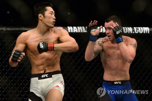 김동현(왼쪽)과 콜비 코빙턴의 UFC 웰터급 경기. [AFP=연합뉴스]