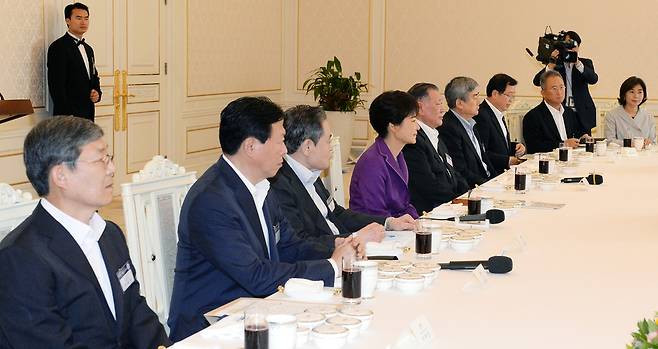 박근혜 대통령이 집권 첫해인 2013년 8월28일 오후 청와대에서 대기업 회장단과 오찬을 함께 하고 있는 모습. 청와대사진기자단