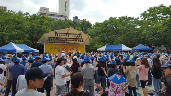 대구기독교총연합회가 24일 2·28기념중앙공원에서 개최한 '퀴어축제 반대 집회'에서 참가자들이 '동성애 반대'를 외치고 있다.