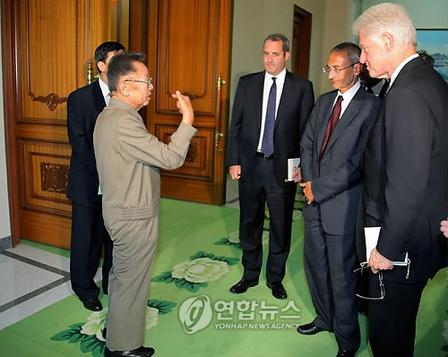 (평양 조선중앙 통신=연합뉴스) 2009년 8월 4일 평양을 방문한 빌 클린턴 전 미국 대통령이 북한 김정일 국방위원장과  대화를 나누고 있다. 2009.8.5