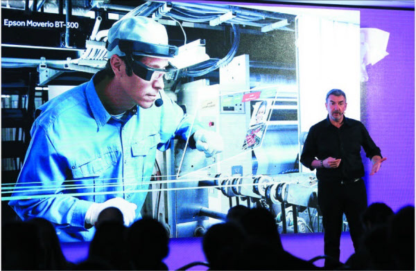 지난 4월 영국 브리스톨에서 열린 VR(가상현실) 국제회의에서 반도체 기업 AMD의 로이 테일러 부사장이 VR 기기를 활용한 공장 사례를 보여주며 "제조업 종사자들의 일하는 방식이 완전히 바뀔 것"이라고 설명하고 있다. /블룸버그