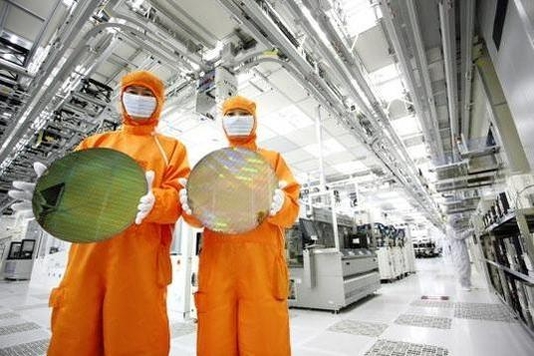 SK하이닉스 연구원들이 반도체 재료인 실리콘 웨이퍼를 들고 있다./조선일보DB