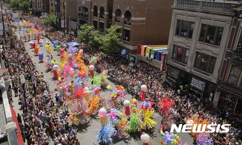 【시카고(미 일리노이주) = AP/뉴시스】 = 시카고 시내에서 25일 열린 동성애 축제 "프라이드 행진"에 참가한  군중이 중심가를 메우고 행사를 진행하고 있다.