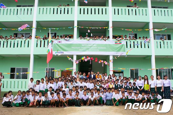 미얀마 딸린타운십 상아티마을 초등학교 완공식(현대건설 제공)© News1