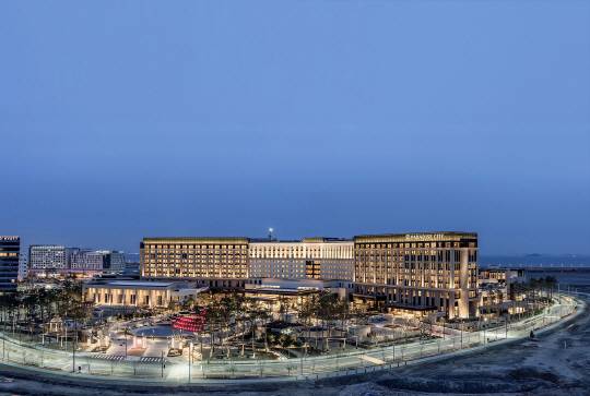 화려하게 불을 밝힌 파라다이스시티 모습.