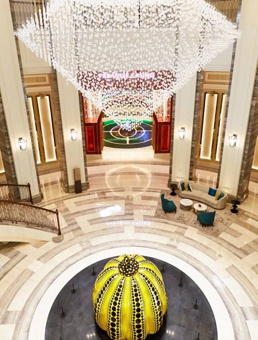 대형 샹들리에 아래 쿠사마 야요이의 작품 ‘호박’이 보인다.