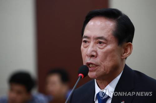 (서울=연합뉴스) 홍해인 기자 = 송영무 국방장관 후보자가 28일 오전 국회 국방위원회에서 열린 인사청문회에서 질의에 답변하고 있다. hihong@yna.co.kr